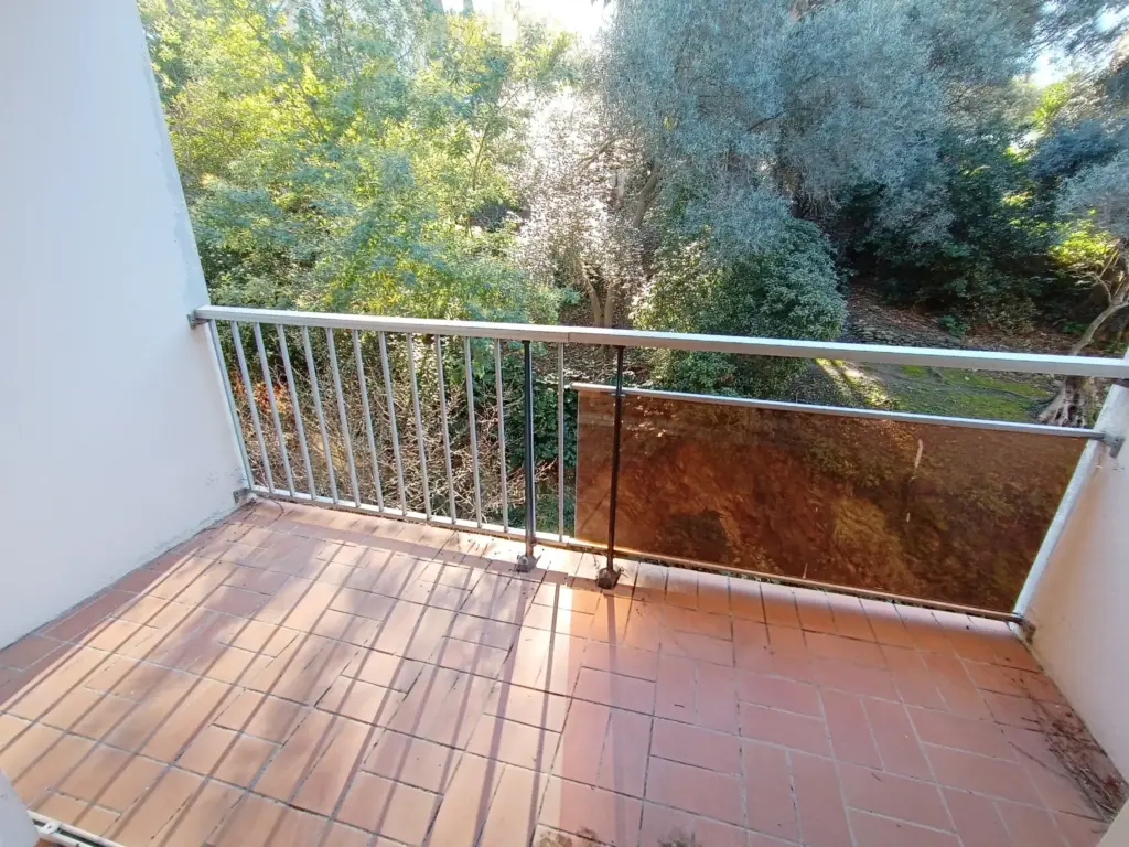 Appartement T1 à Vendre à Toulon - Cap Brun avec Vue Verdure