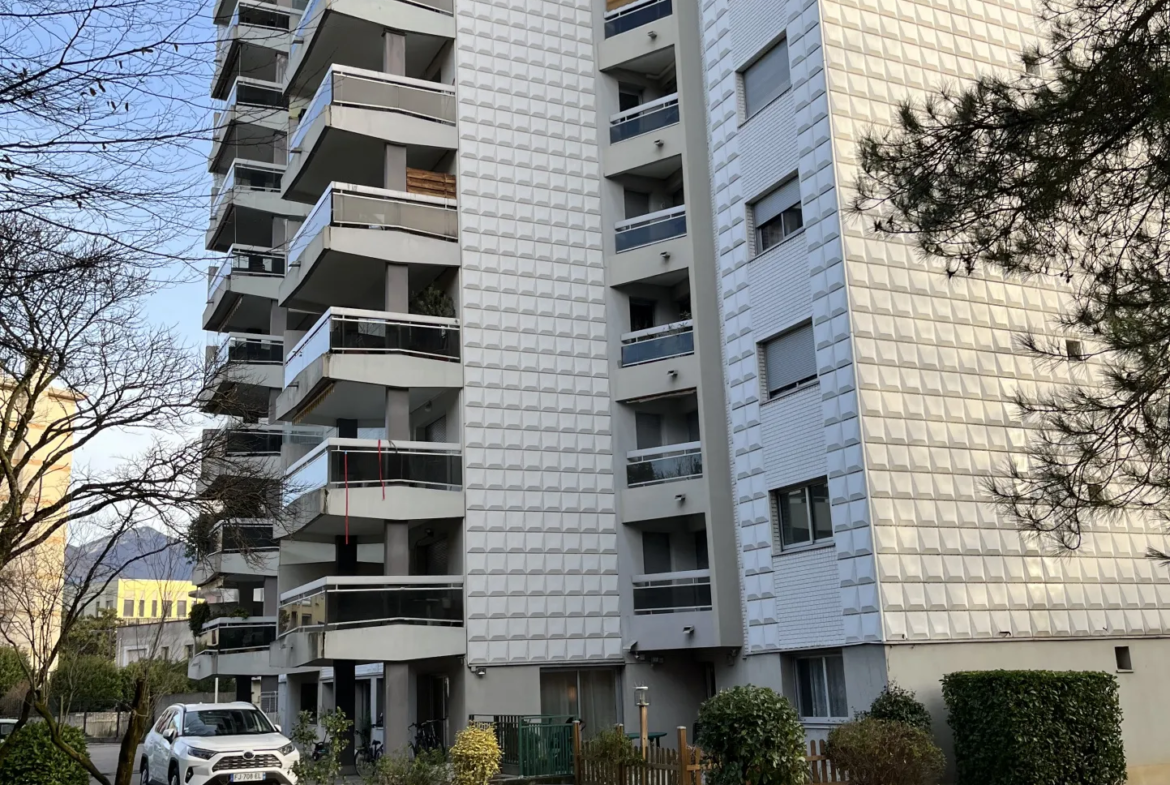 Agréable T1 avec terrasse et sa place de parking privative à Grenoble 