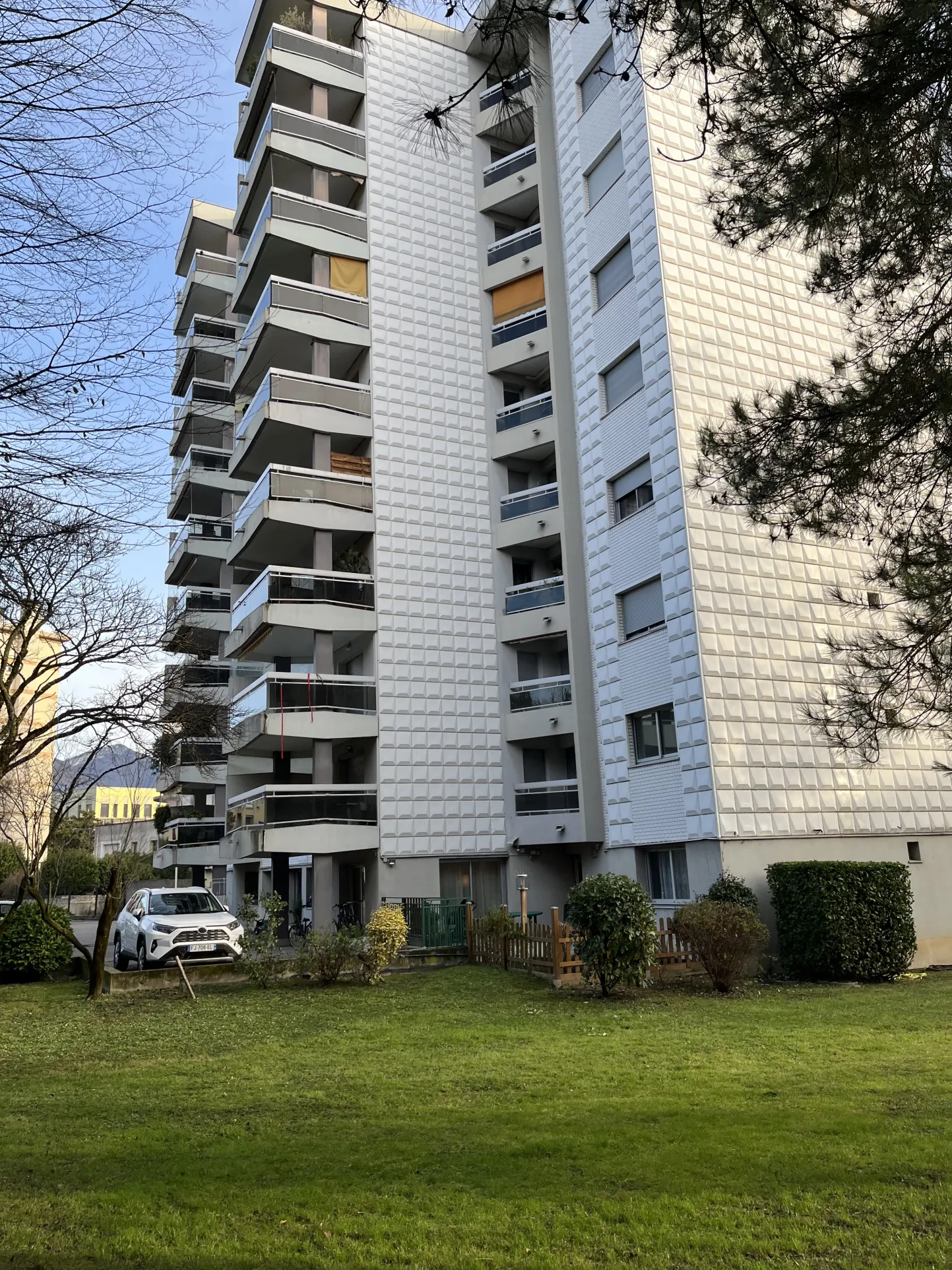 Agréable T1 avec terrasse et sa place de parking privative à Grenoble 