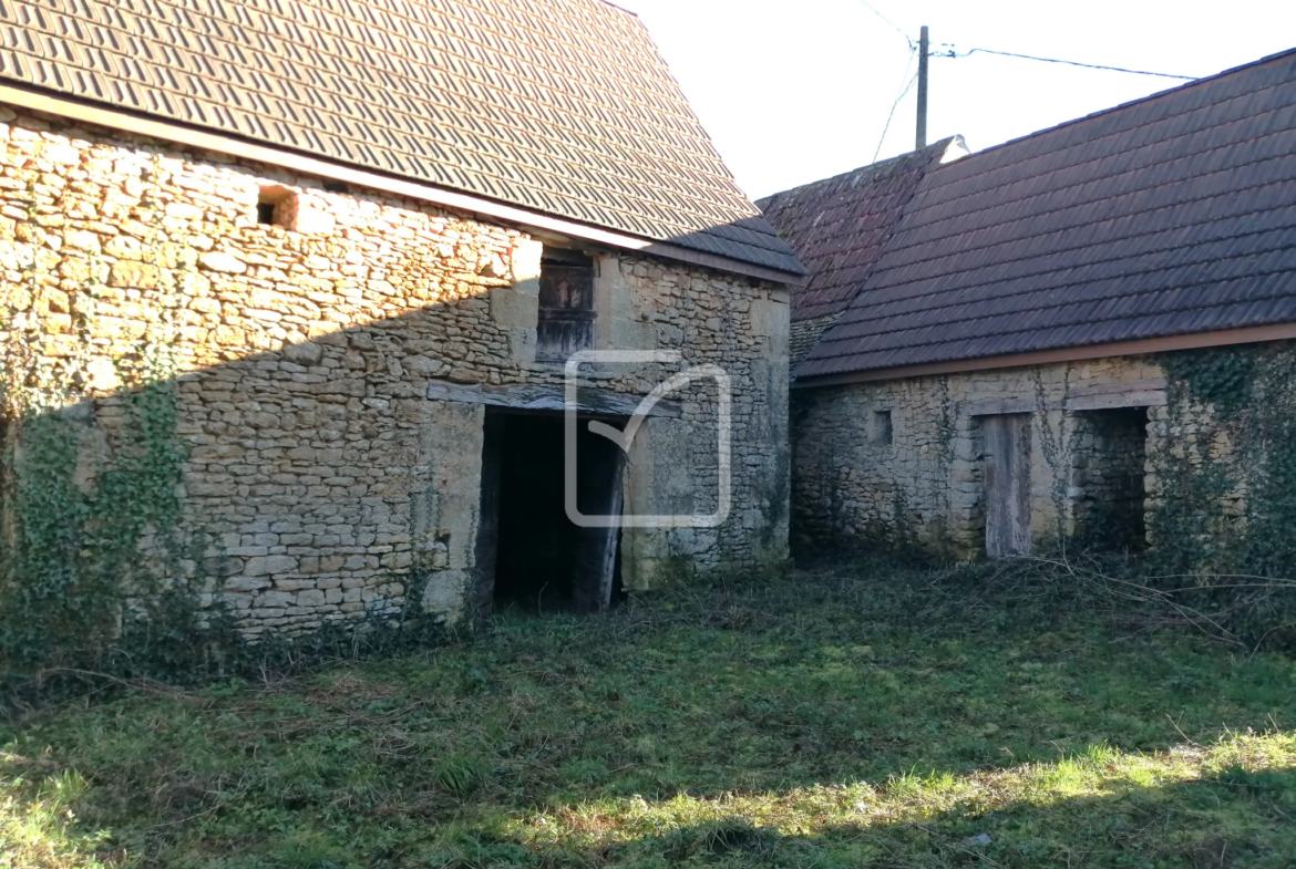 Maison et dépendances en pierres à rénover à Castels 