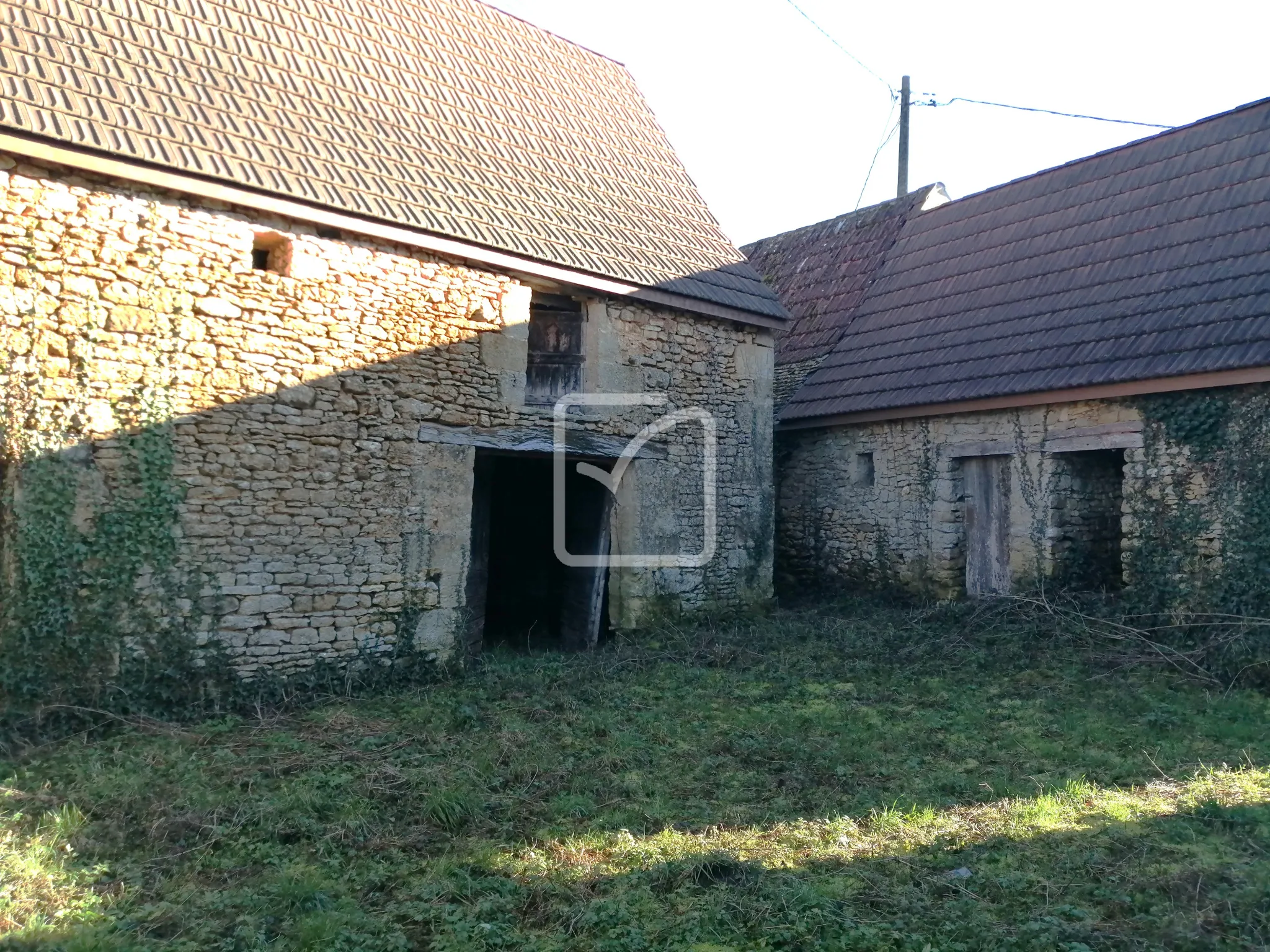 Maison et dépendances en pierres à rénover à Castels 