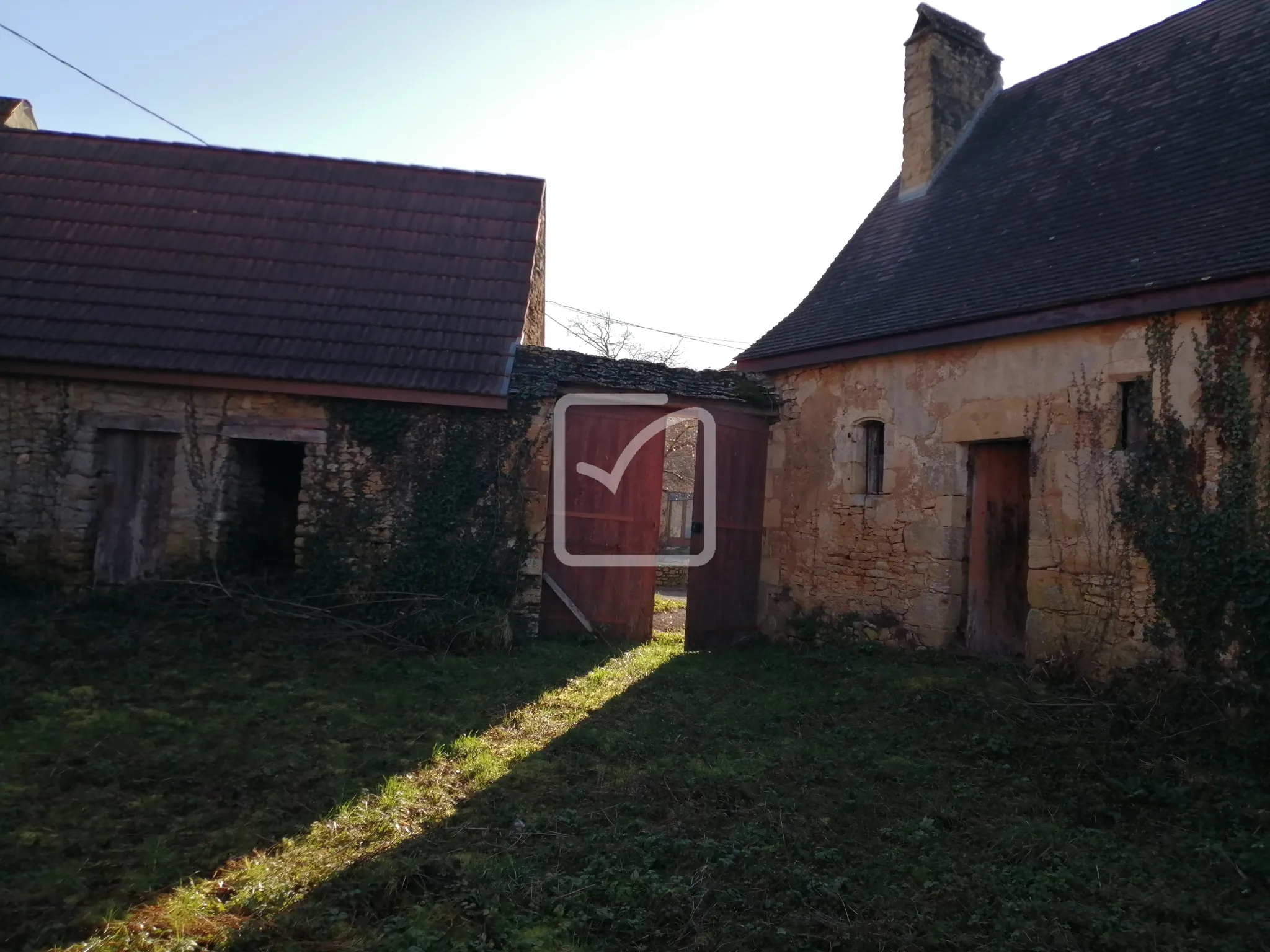 Maison et dépendances en pierres à rénover à Castels 