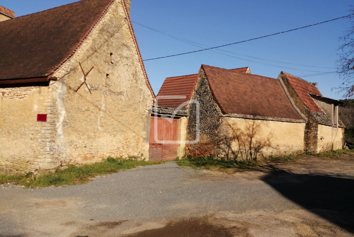 Maison et dépendances en pierres à rénover à Castels 