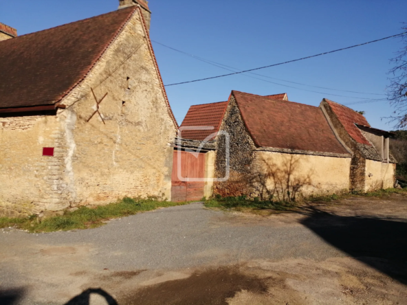 Maison et dépendances en pierres à rénover à Castels