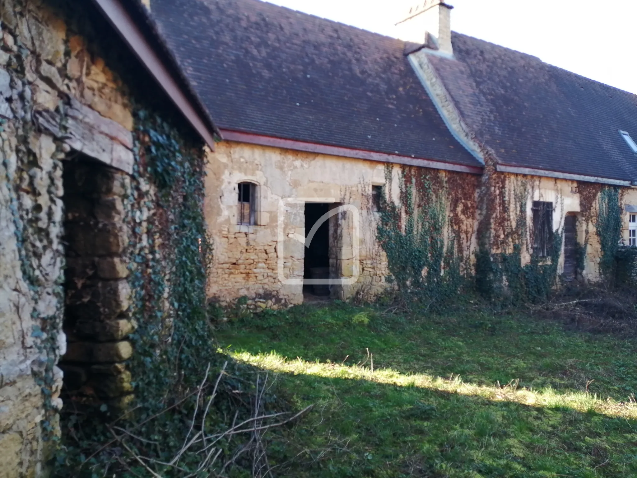 Maison et dépendances en pierres à rénover à Castels 