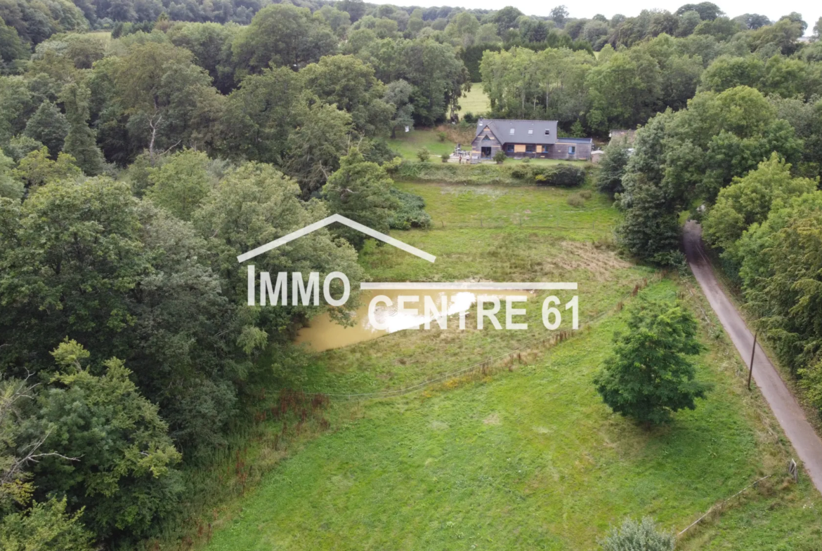 Maison en bois au calme en bordure de forêt sur 1,2 hectare 