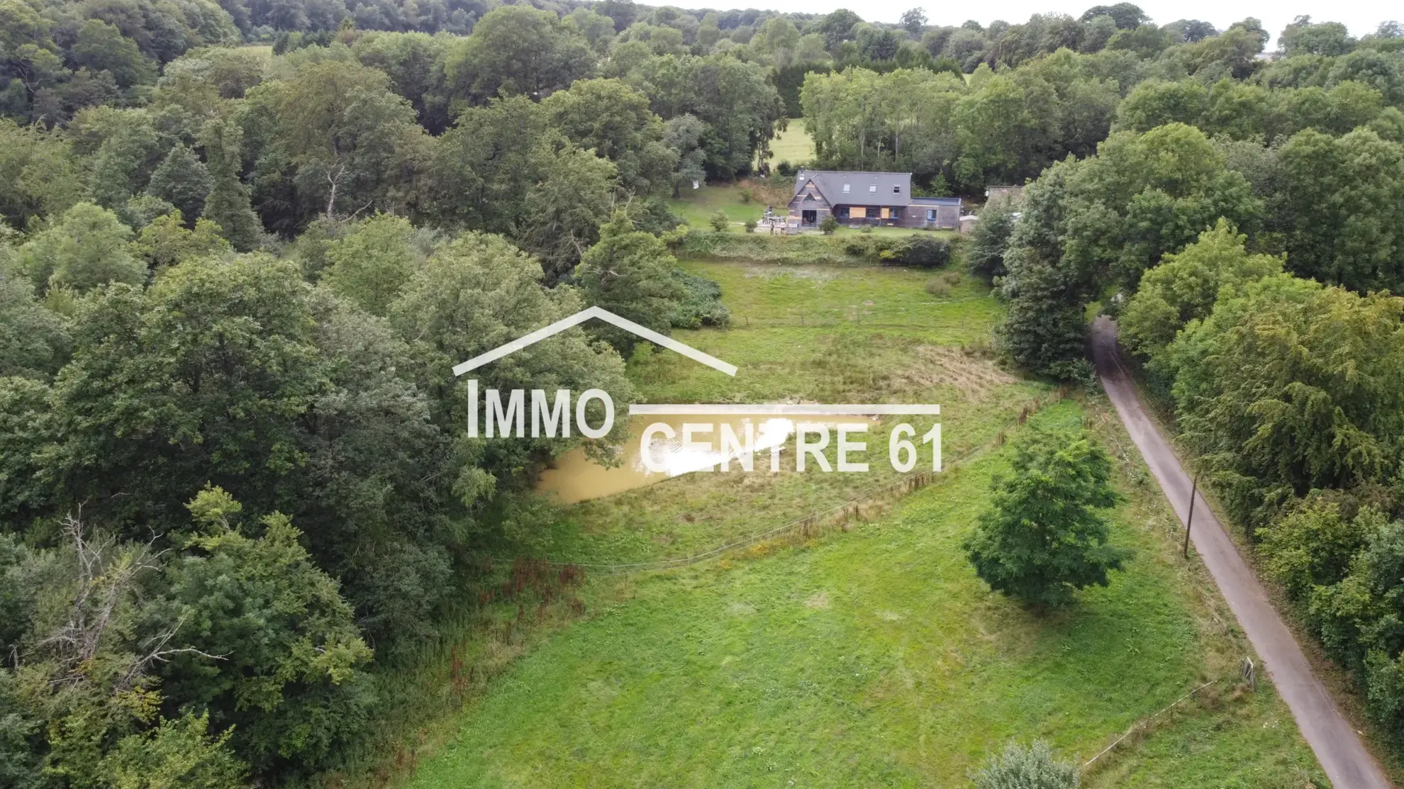 Maison en bois au calme en bordure de forêt sur 1,2 hectare 