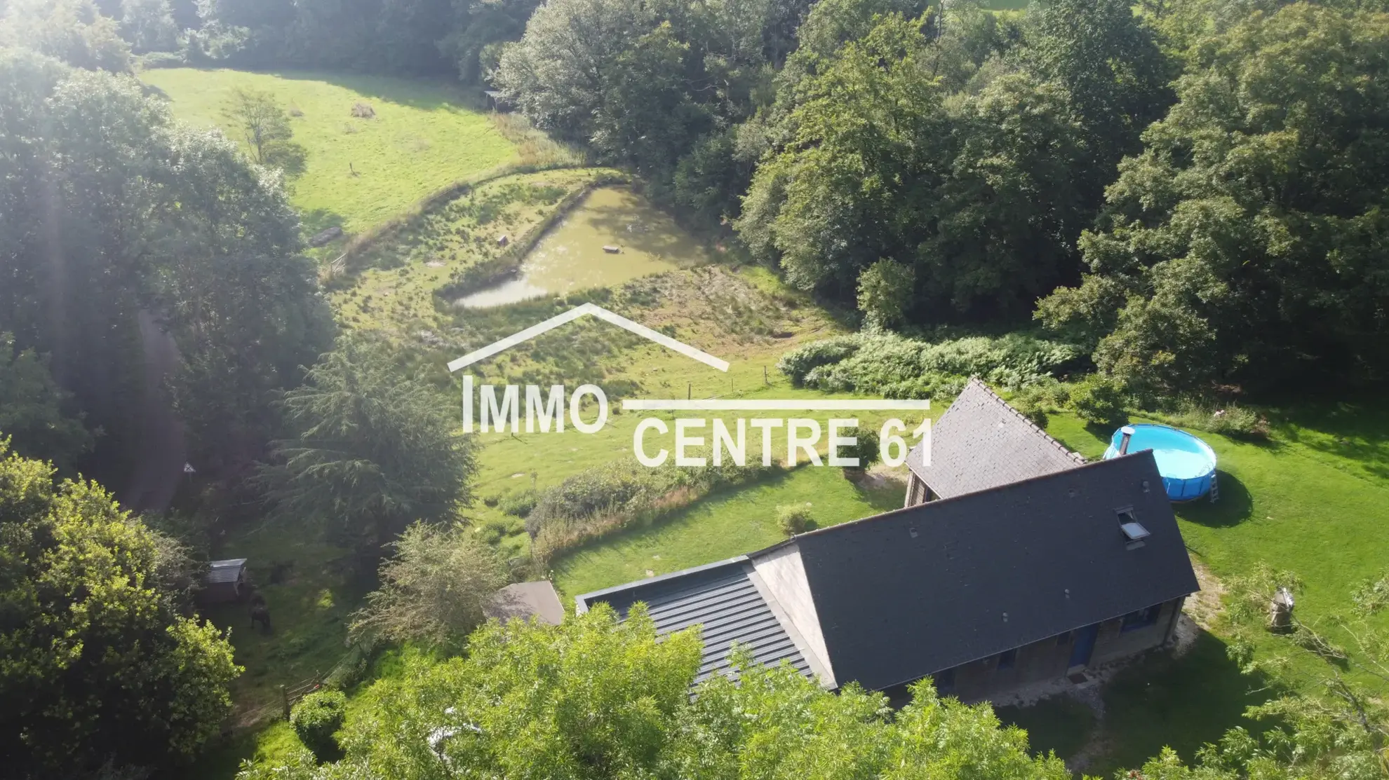 Maison en bois au calme en bordure de forêt sur 1,2 hectare 