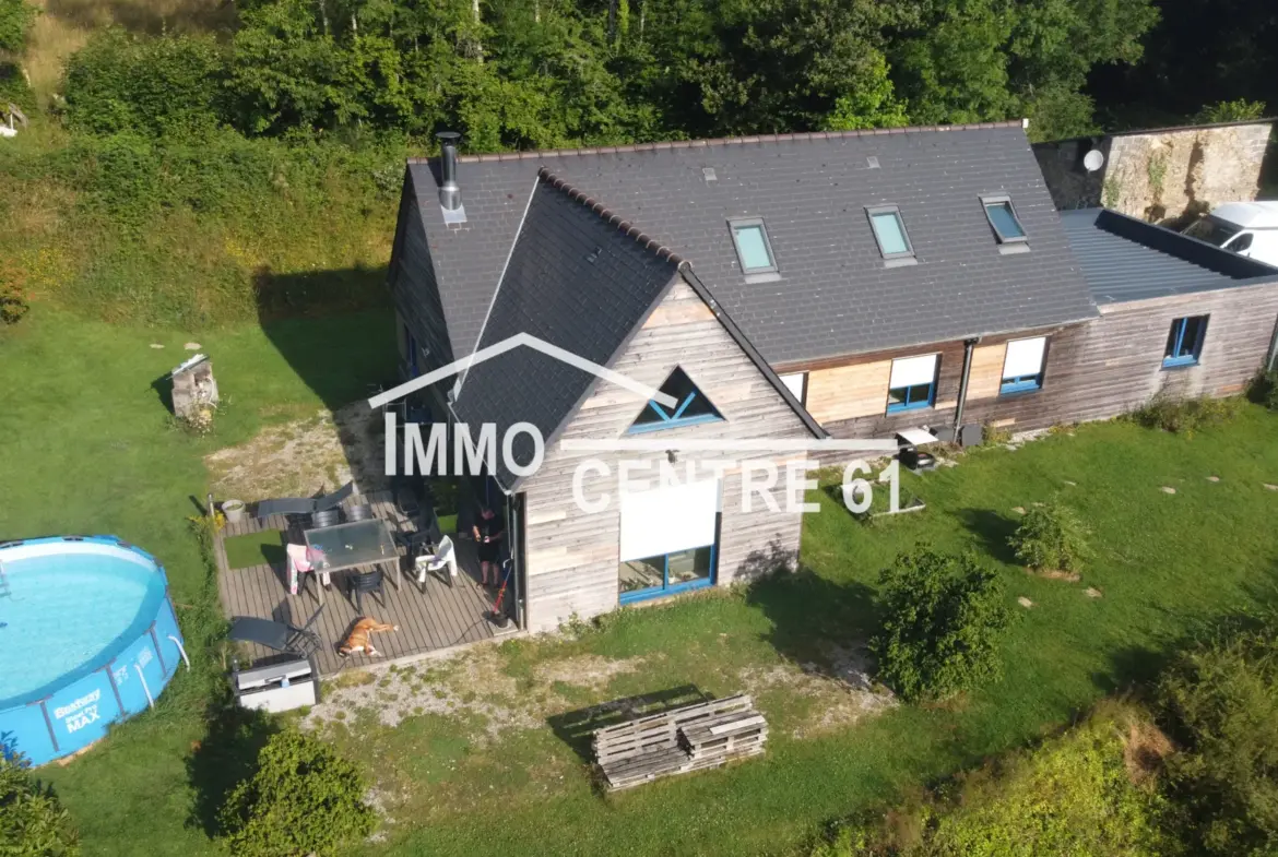 Maison en bois au calme en bordure de forêt sur 1,2 hectare 