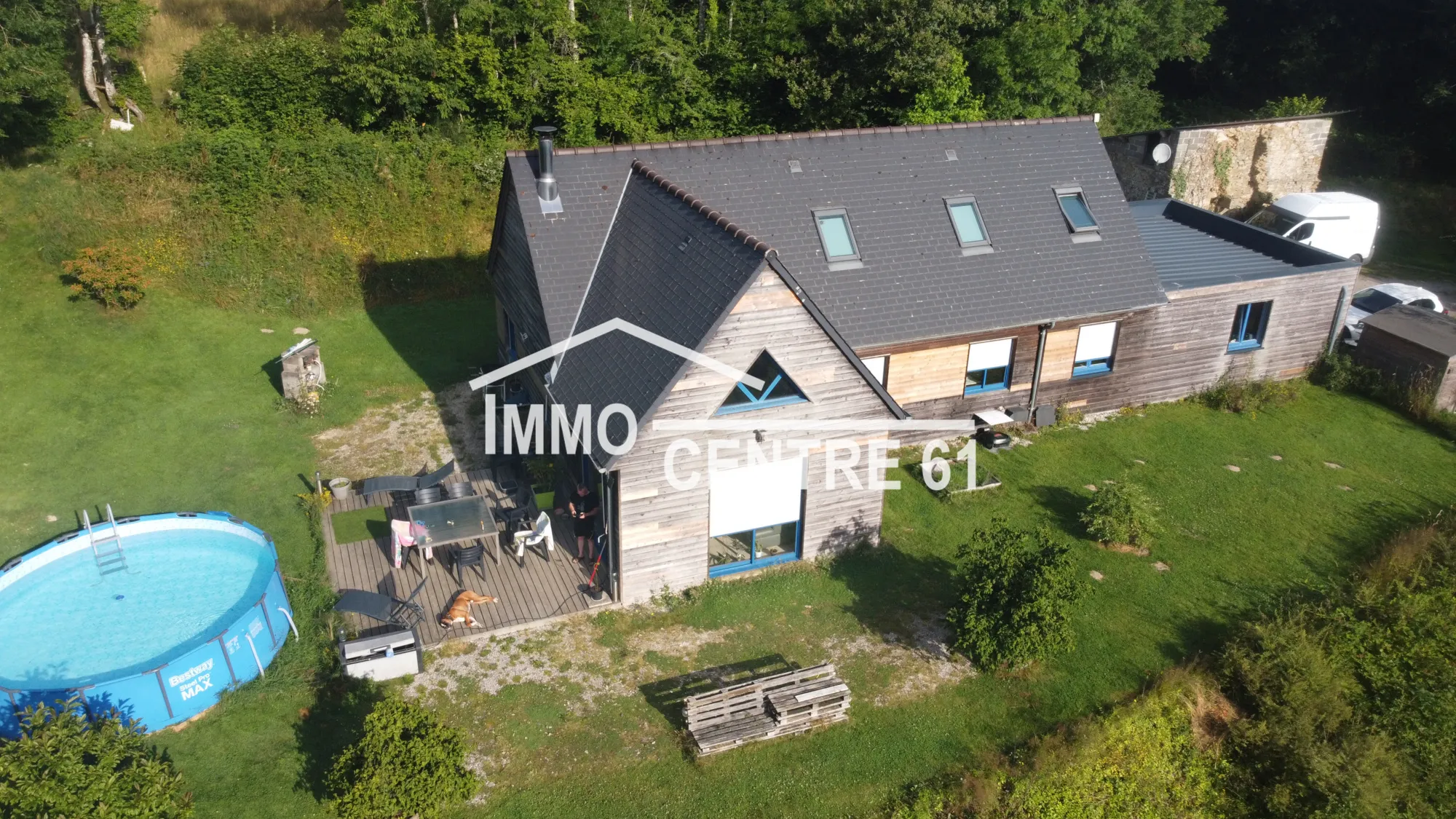 Maison en bois au calme en bordure de forêt sur 1,2 hectare 