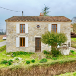 Maison en pierre avec garage et terrain de 580 m² à Cours