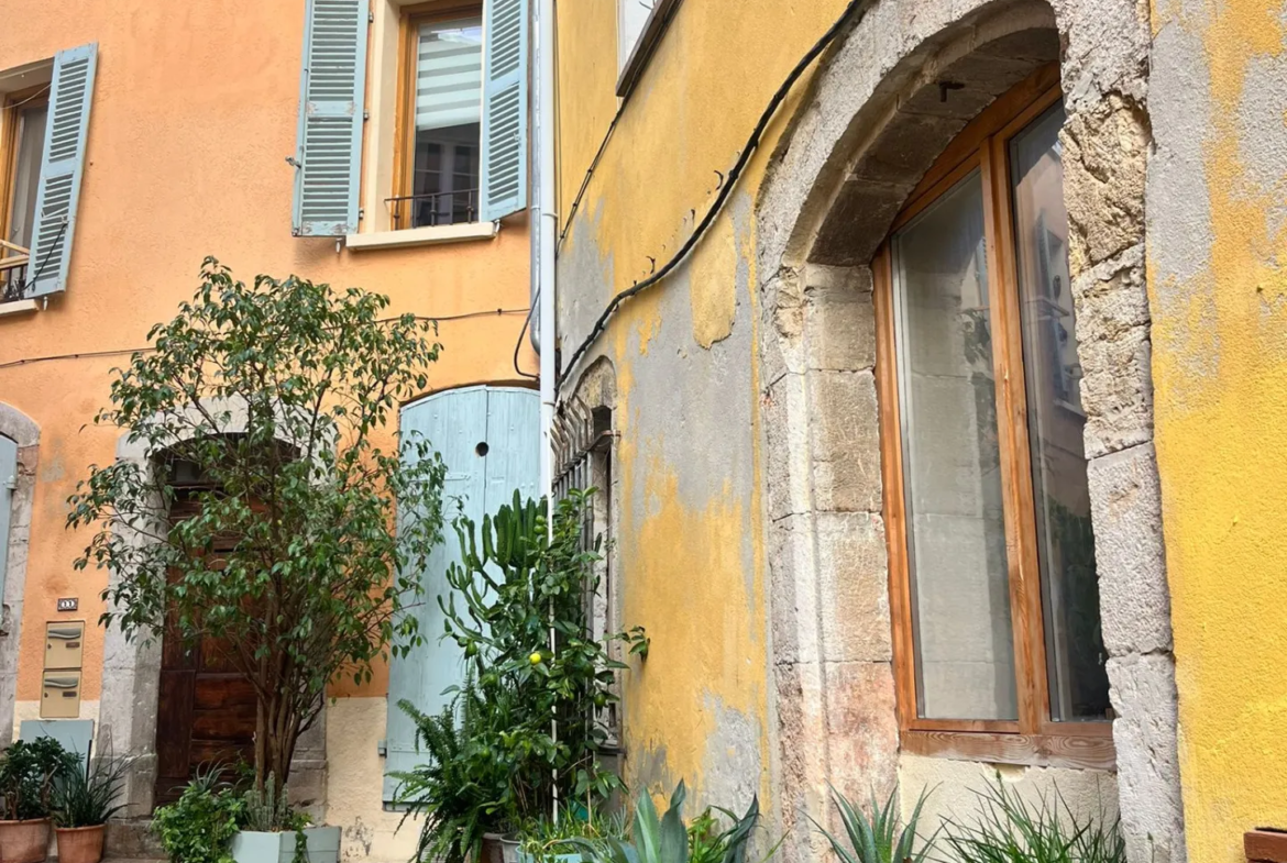 Charmant T1 de 19 m² au cœur du centre-ville historique d'Hyères 