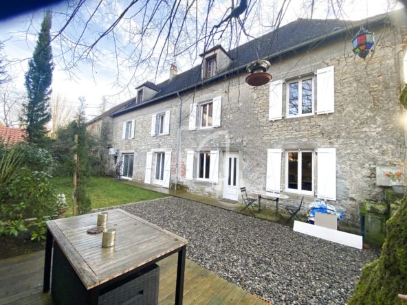 SUPERBE MAISON EN PIERRE À TAURIAC, 5 CHAMBRES AVEC JARDIN