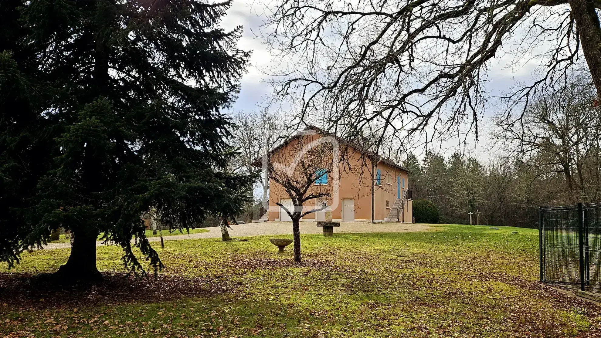 Maison calme à vendre à Savignac les Eglises 