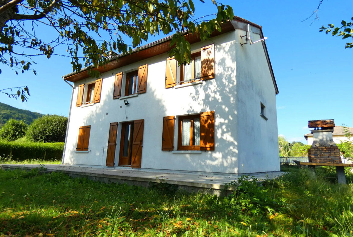 Belle maison à Arpajon sur Cère avec 6 chambres et jardin 