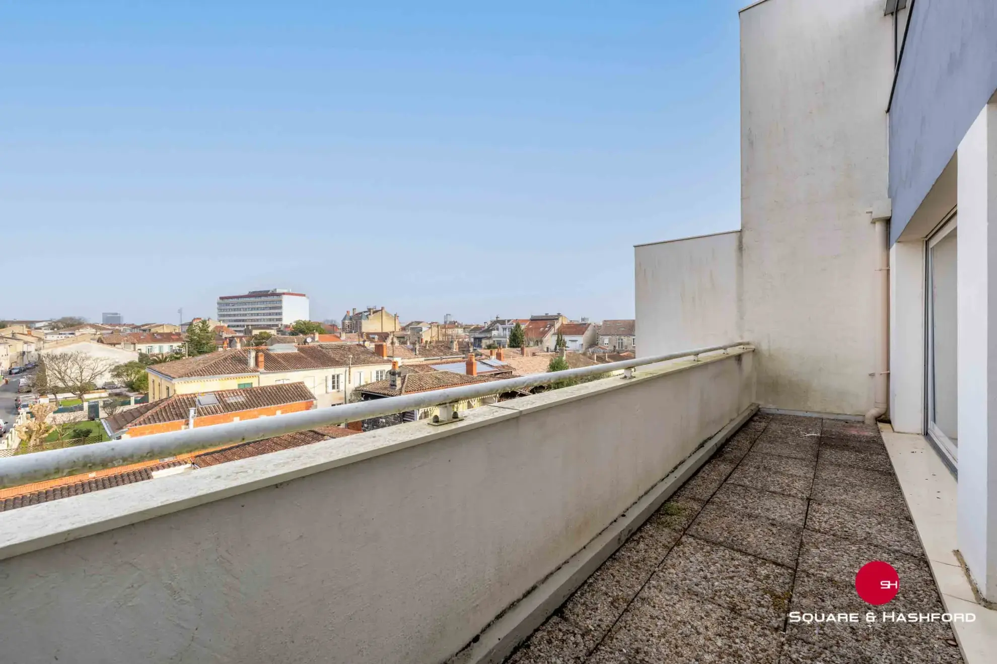 Vaste appartement T1 avec balcon et vue dégagée à Talence 