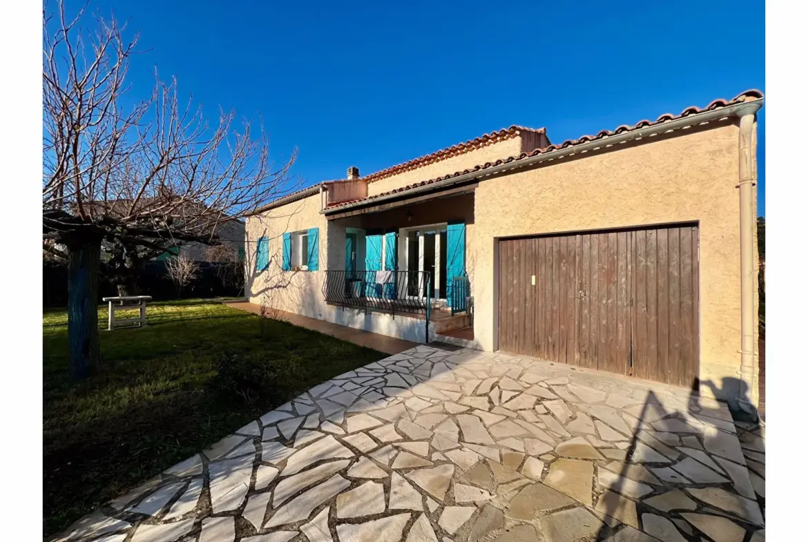 Villa traditionnelle à vendre à Tourves avec garages et projet de construction 