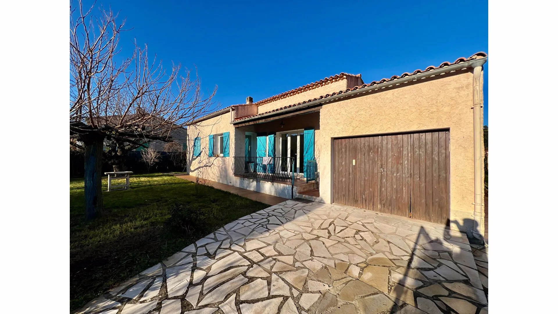 Villa traditionnelle à vendre à Tourves avec garages et projet de construction 