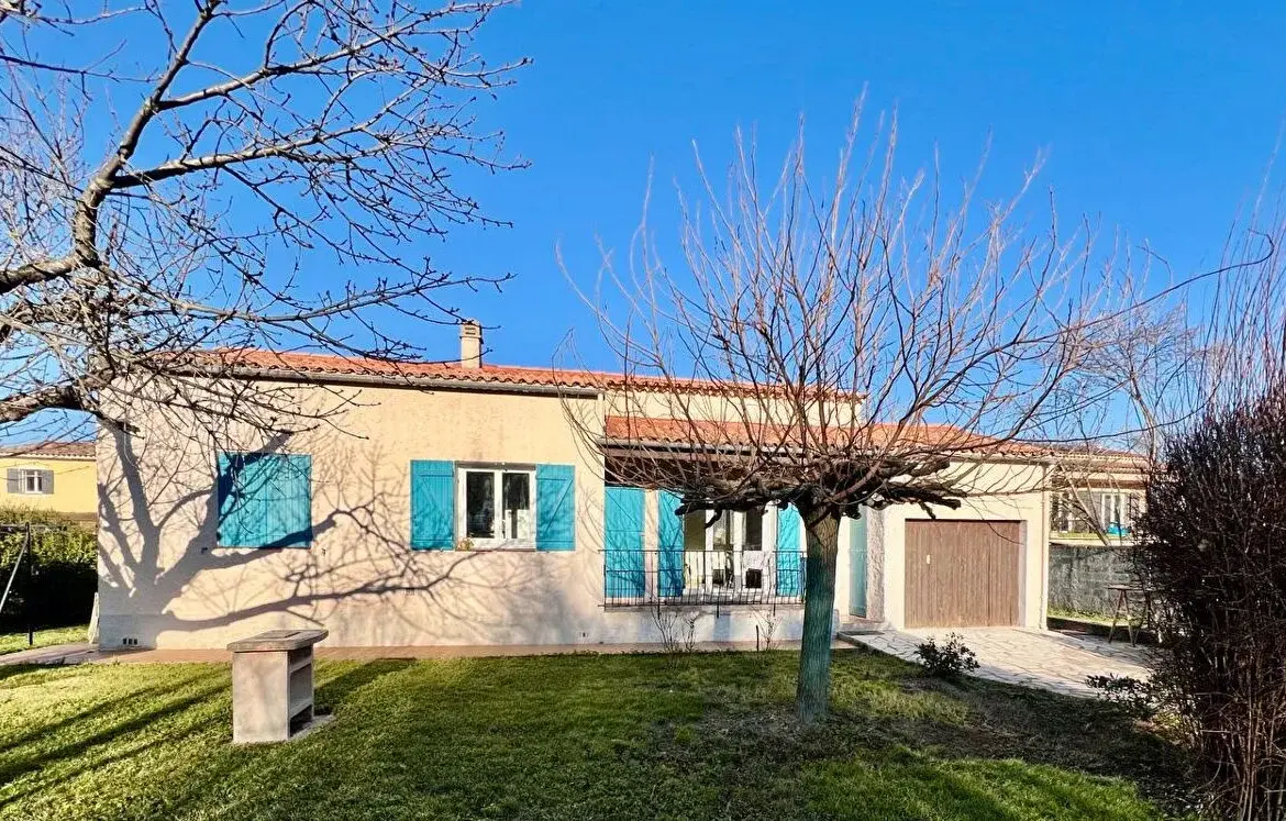 Villa traditionnelle à vendre à Tourves avec garages et projet de construction 