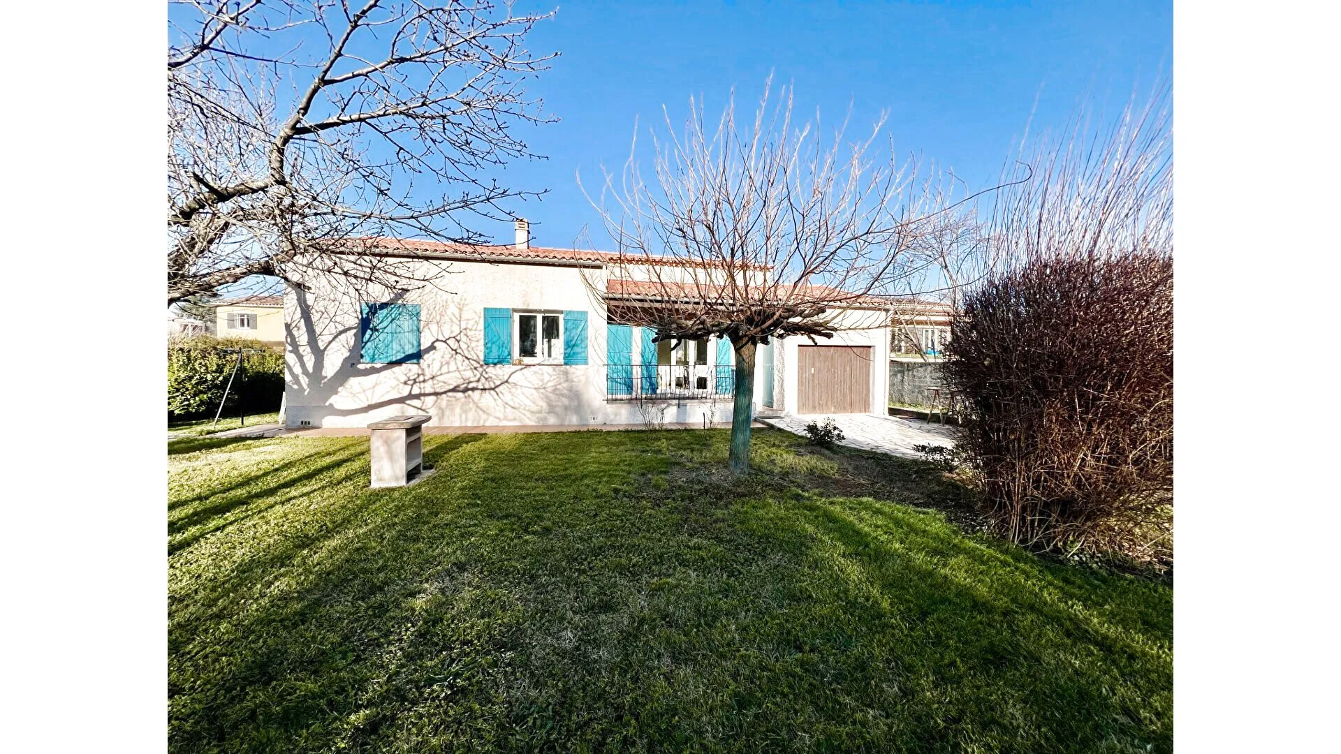 Villa traditionnelle à vendre à Tourves avec garages et projet de construction 