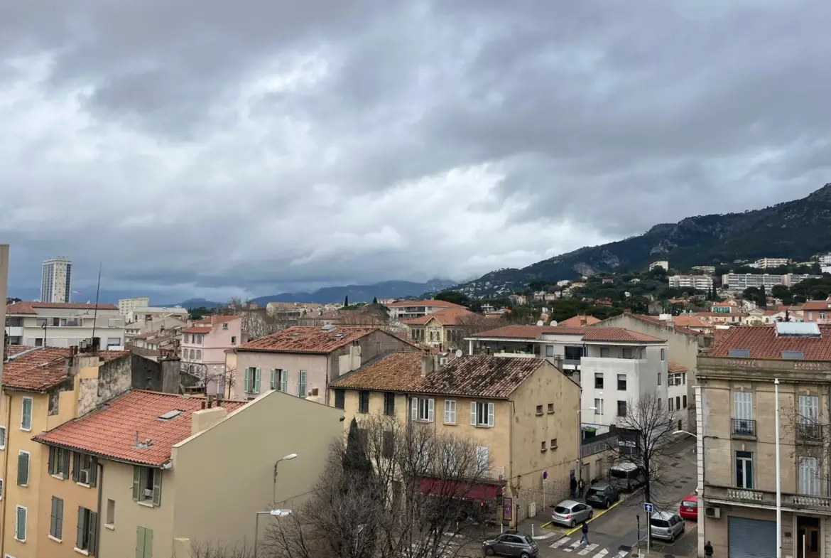 Appartement lumineux 3 pièces à vendre à Toulon avec garage 