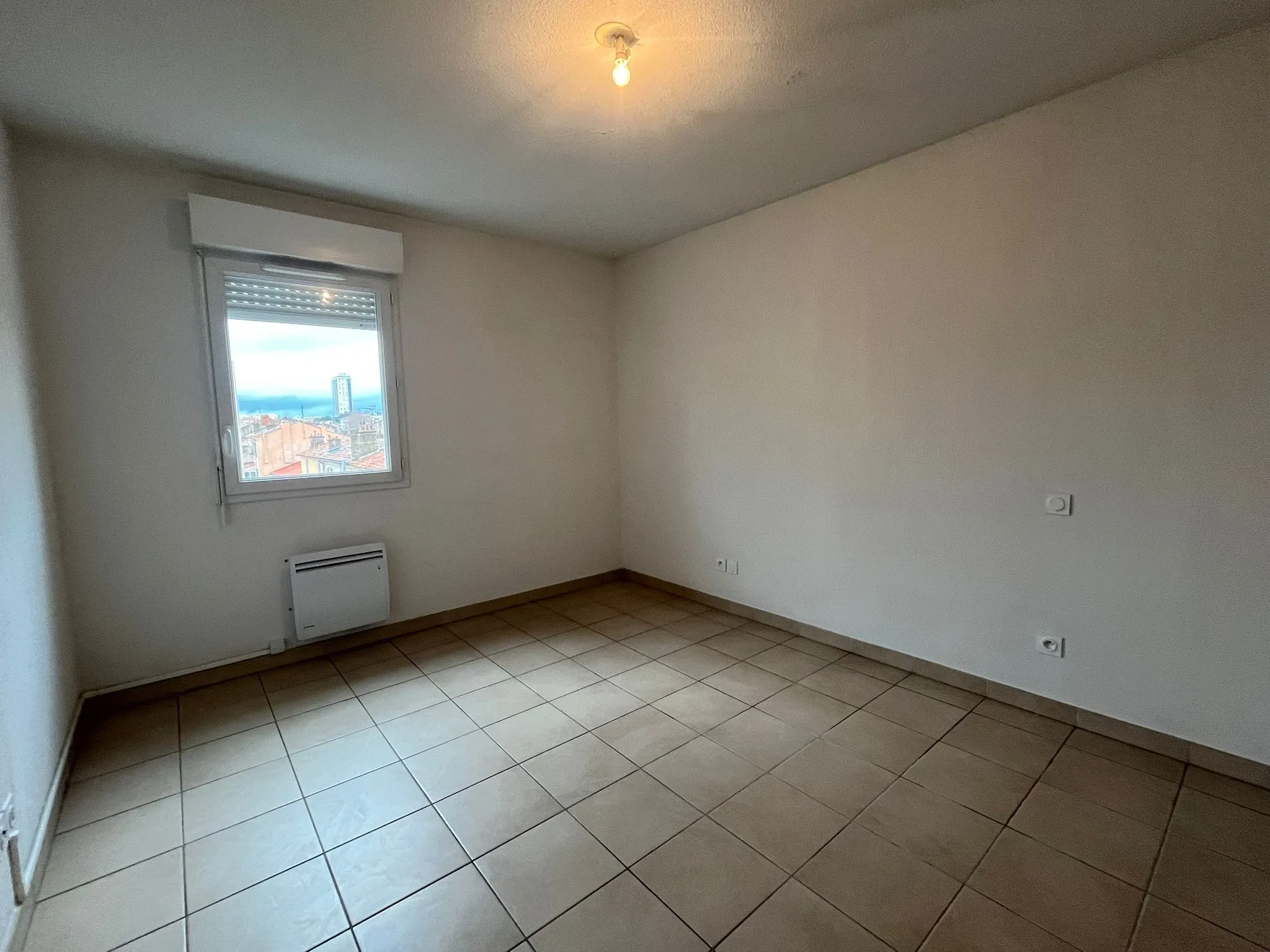 Appartement lumineux 3 pièces à vendre à Toulon avec garage 