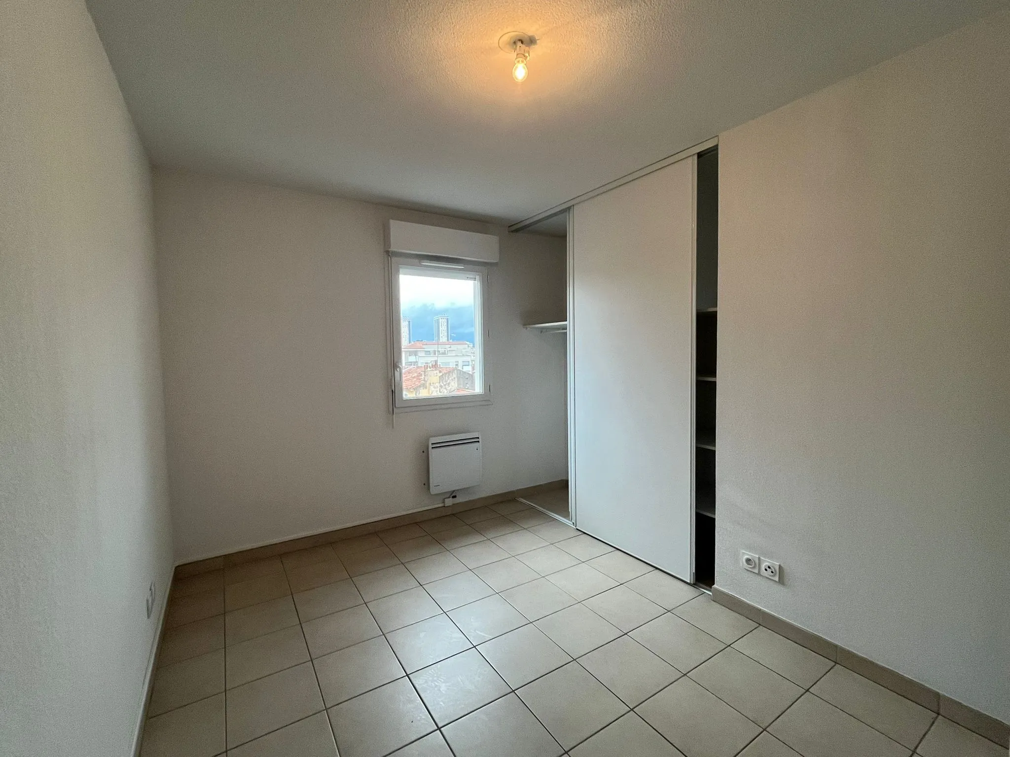 Appartement lumineux 3 pièces à vendre à Toulon avec garage 