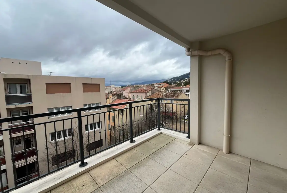 Appartement lumineux 3 pièces à vendre à Toulon avec garage 