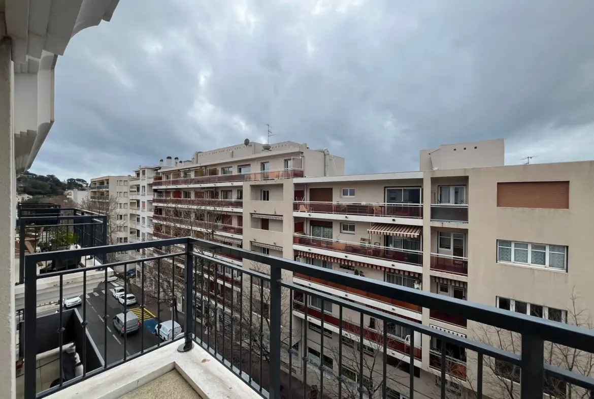 Appartement lumineux 3 pièces à vendre à Toulon avec garage 