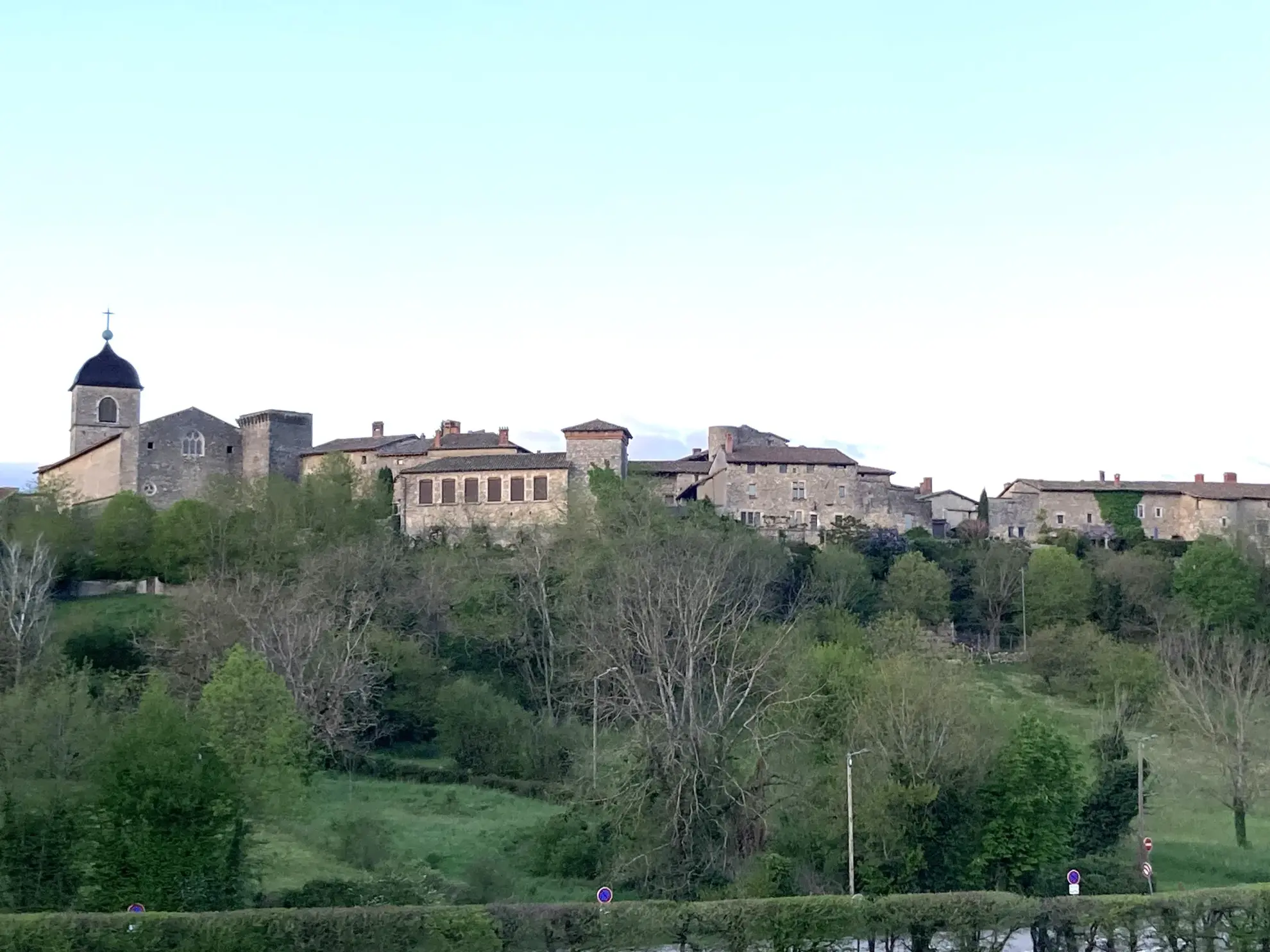 Terrain à bâtir de 1018 m2 à Pérouges avec vue imprenable 