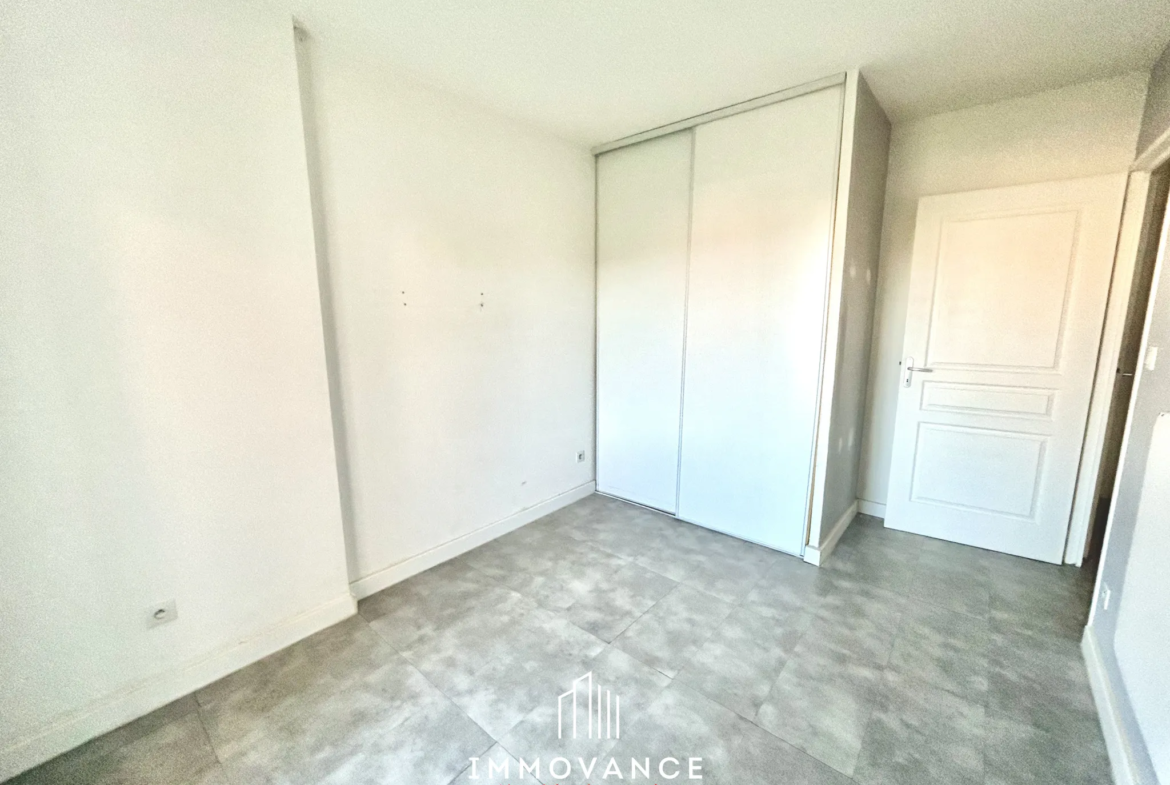 Nîmes - Appartement deux pièces de 42 m² avec balcon et garage 