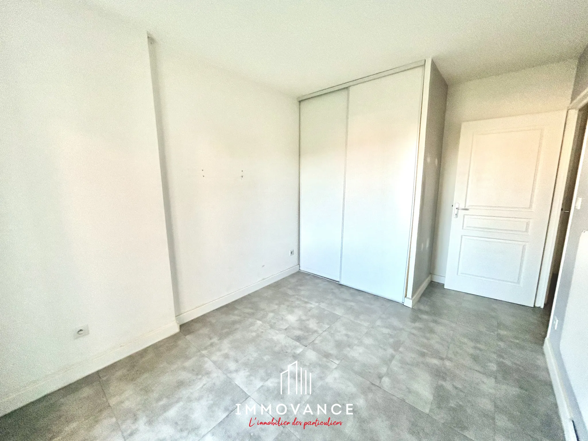 Nîmes - Appartement deux pièces de 42 m² avec balcon et garage 