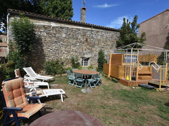 Maison de village rénovée avec jardin et piscine - Montjoi