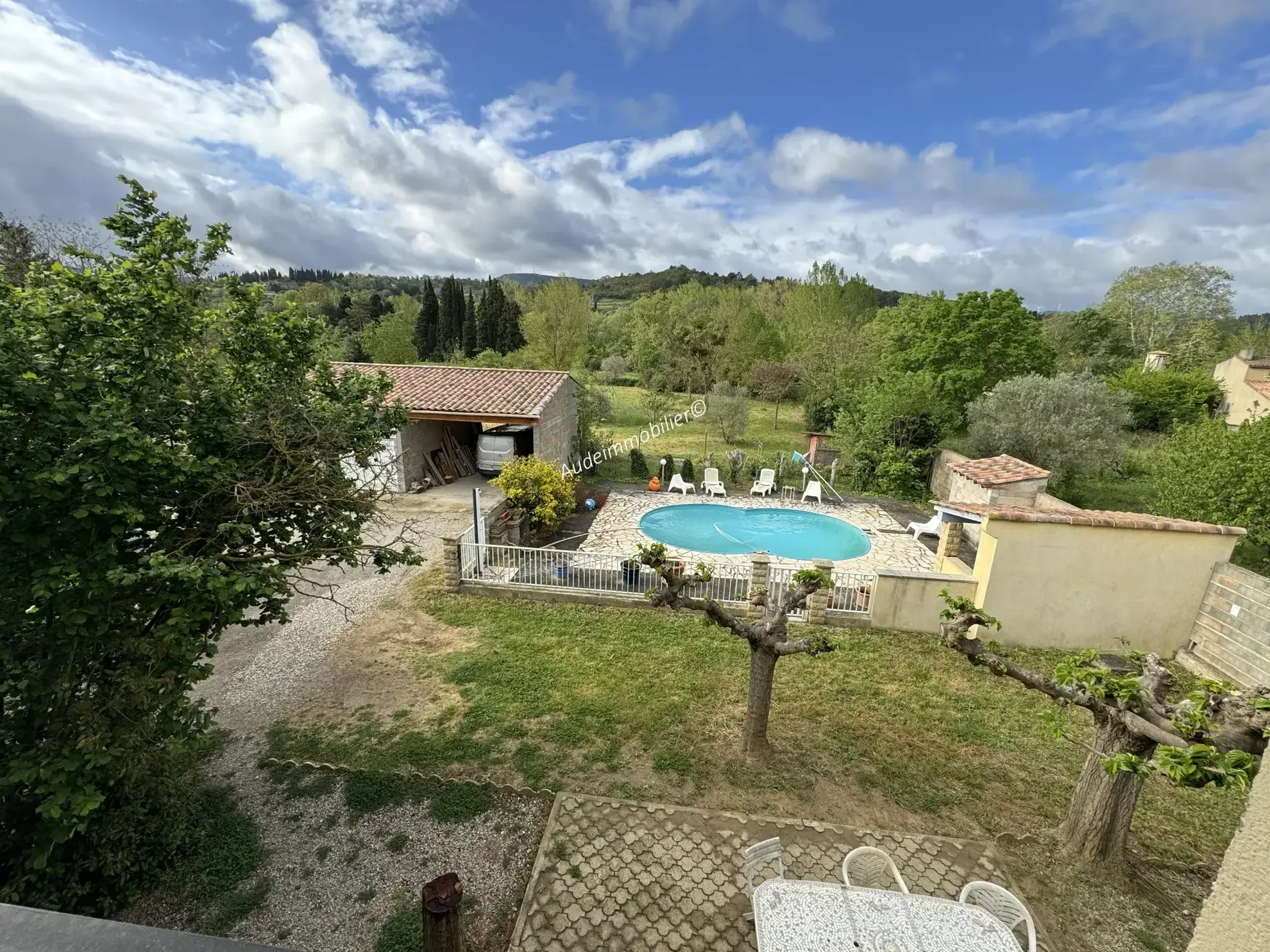 Maison avec grand jardin, garage et piscine à Limoux 