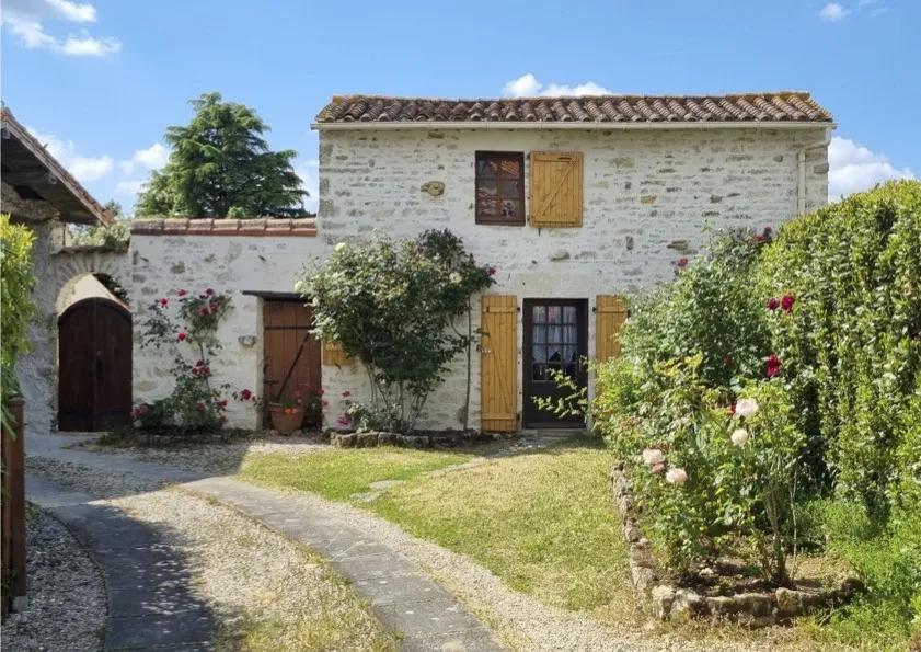 Charmante maison à Saint Juire Champgillon avec piscine 