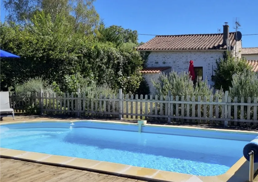 Charmante maison à Saint Juire Champgillon avec piscine 