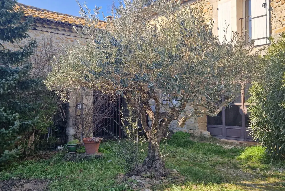 Maison en pierres rénovée à Bollène - 106 m² habitables 