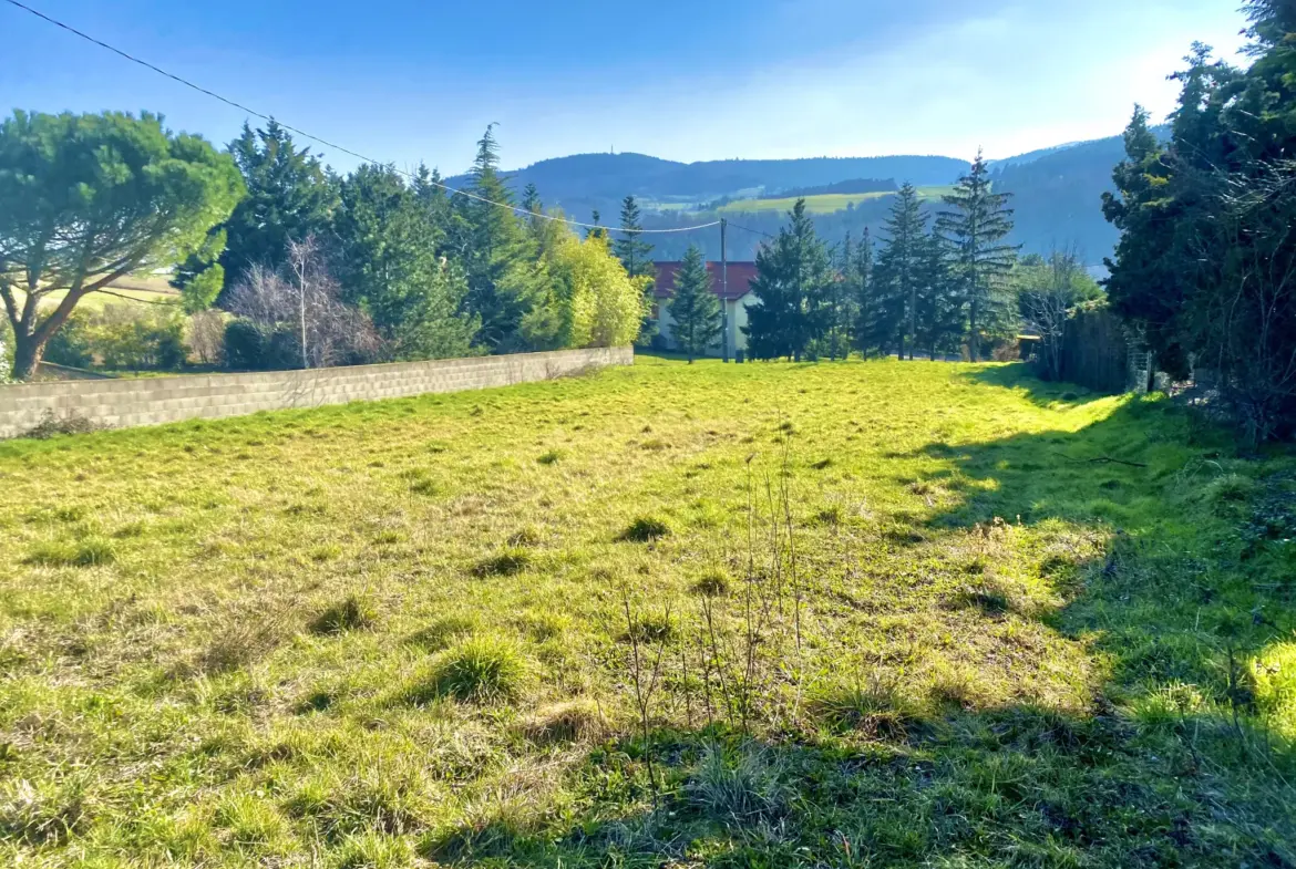 Terrain constructible de 1346 m² à Saint-Marcel-lès-Annonay avec vue dégagée 