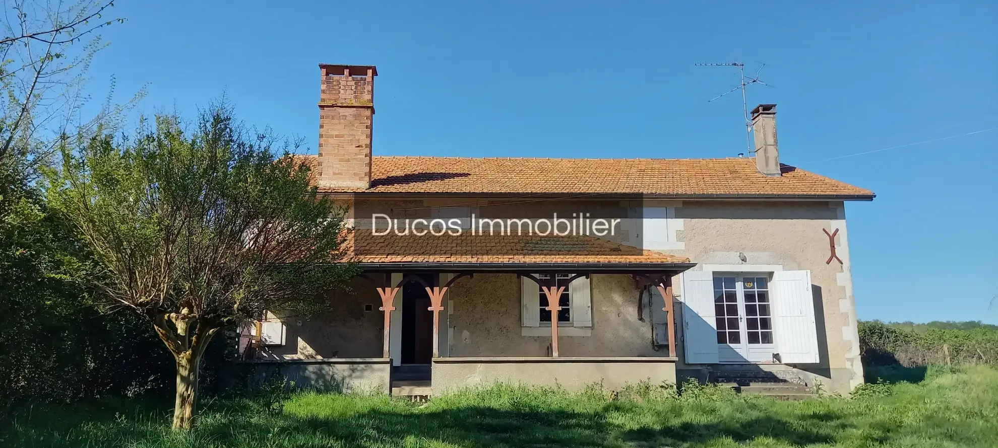 Maison en pierre habitable avec un potentiel intéressant à Argenton 