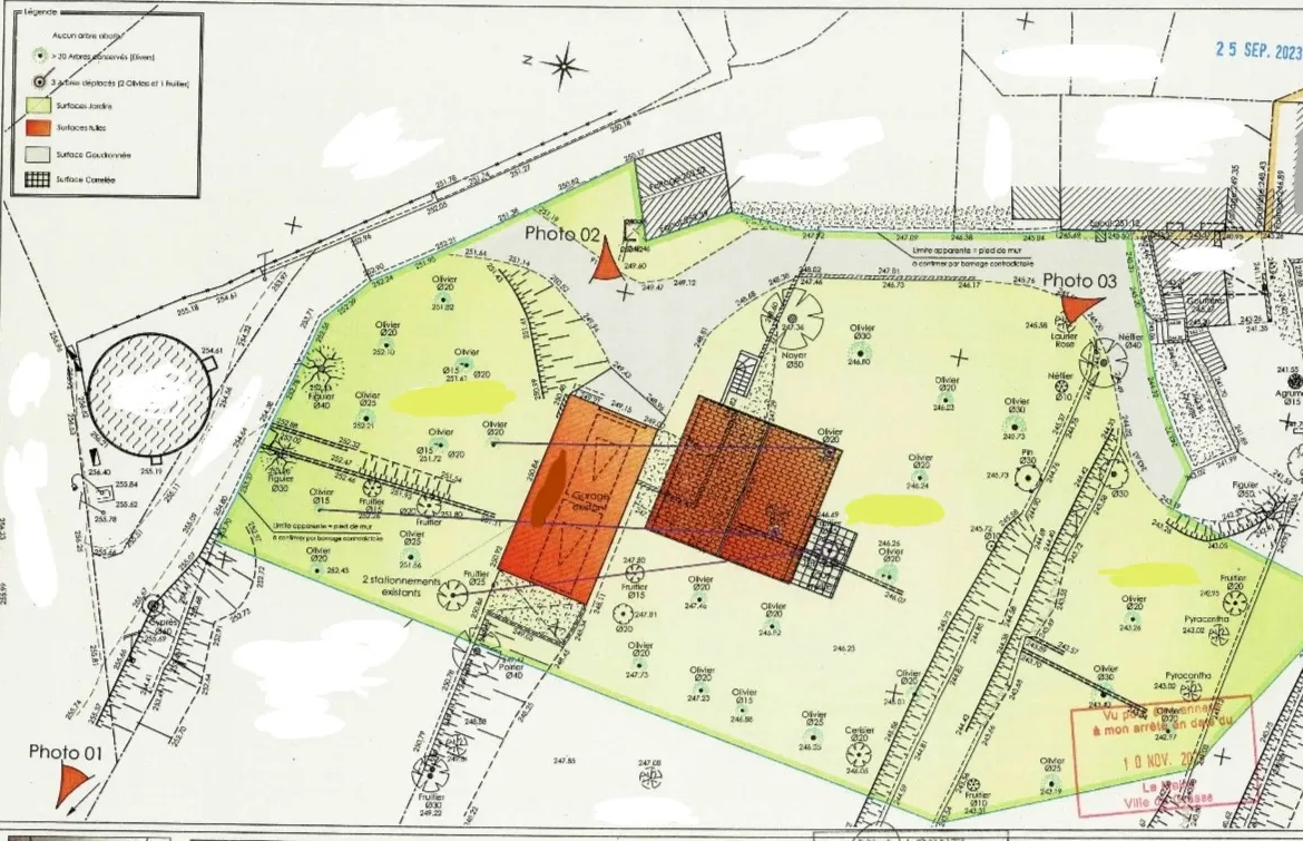 Terrain constructible à Grasse de 1695 m² avec permis de construire 