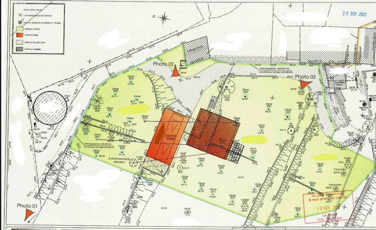 Terrain constructible à Grasse de 1695 m² avec permis de construire 