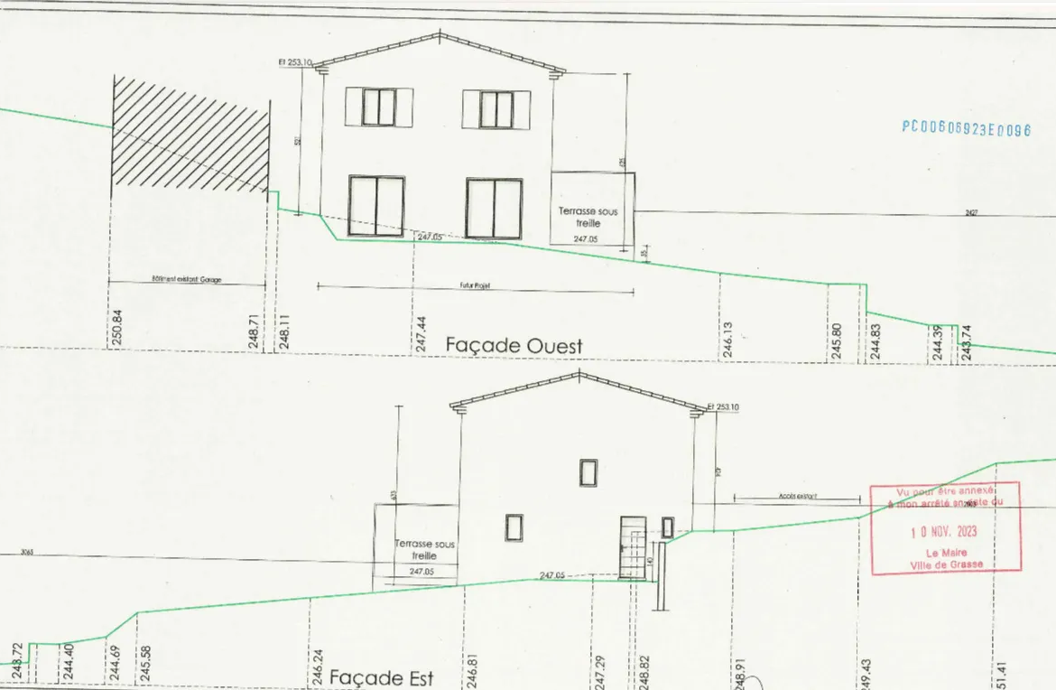 Terrain constructible à Grasse de 1695 m² avec permis de construire 