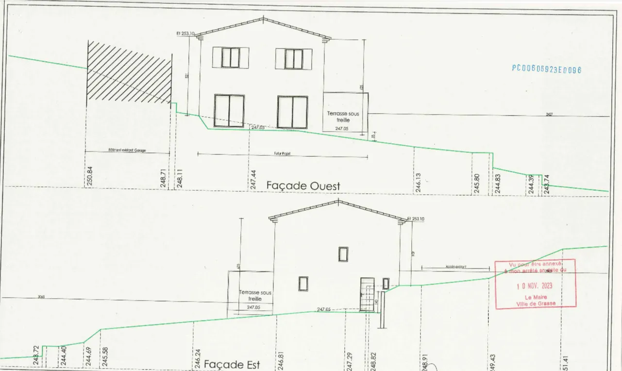 Terrain constructible à Grasse de 1695 m² avec permis de construire 