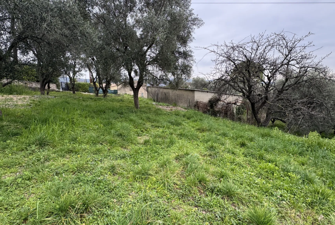 Terrain constructible à Grasse de 1695 m² avec permis de construire 