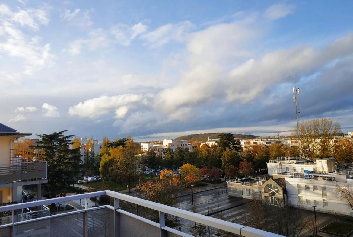 Appartement dernier étage avec grande terrasse à Trappes 