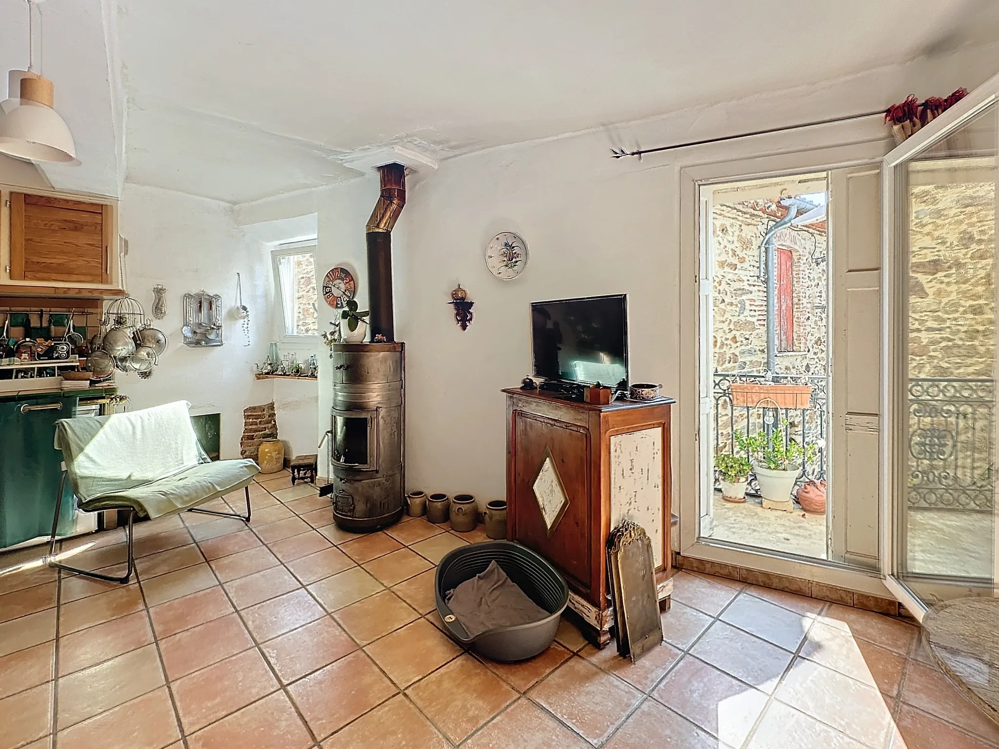 Achetez une Maison de Village avec Terrasse et Garage à Oms 