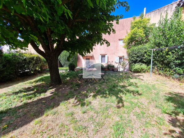 Maison de village à rénover proche de Bédoin avec jardin et garage