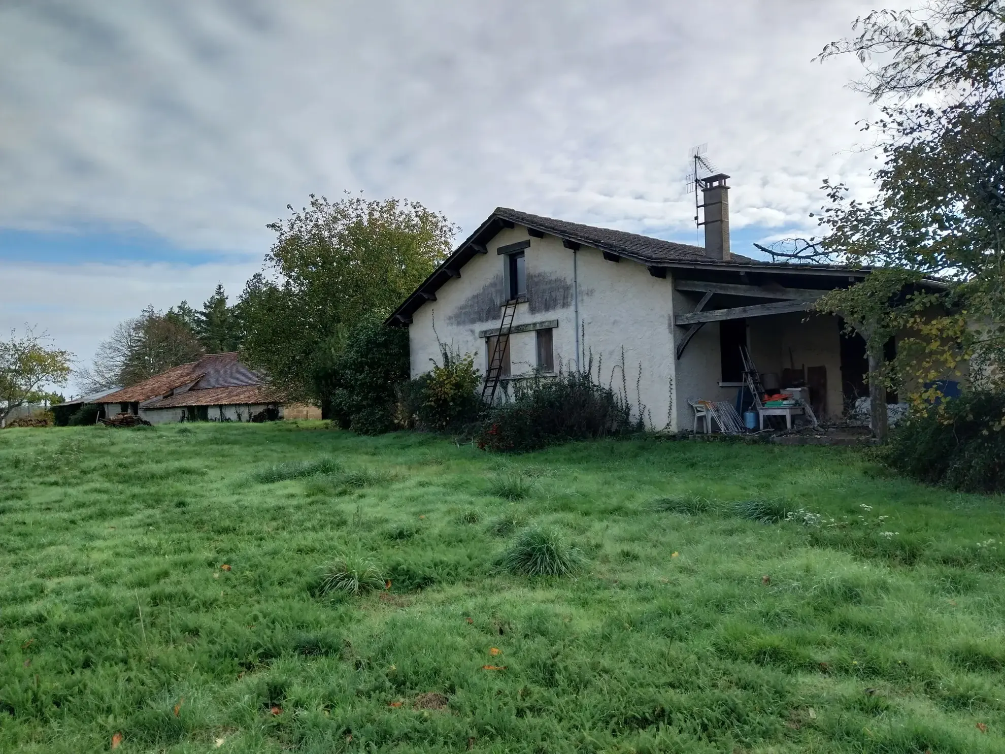 Ensemble immobilier au calme de la campagne sur 13 hectares 