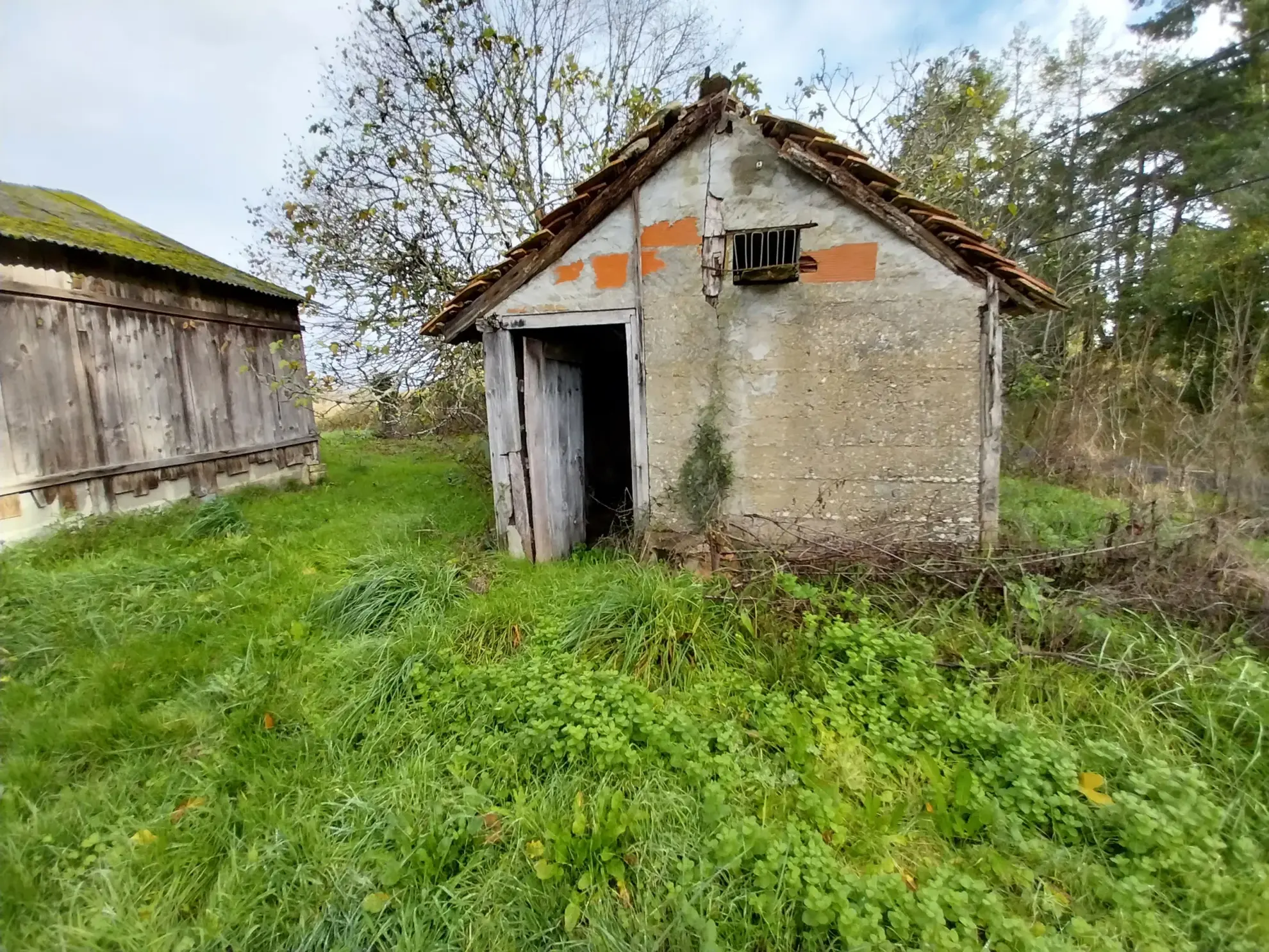 Ensemble immobilier au calme de la campagne sur 13 hectares 