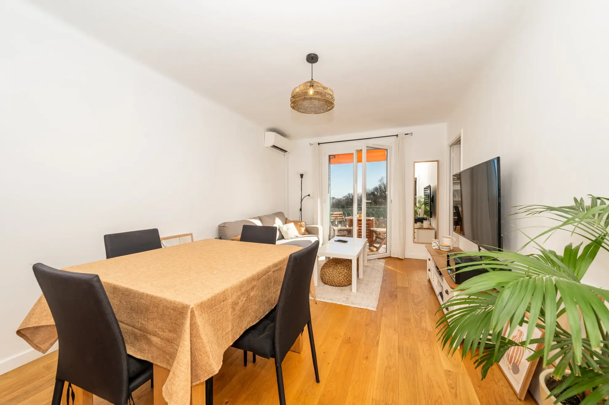 Charmant appartement rénové de 54m² avec parking à Vence 